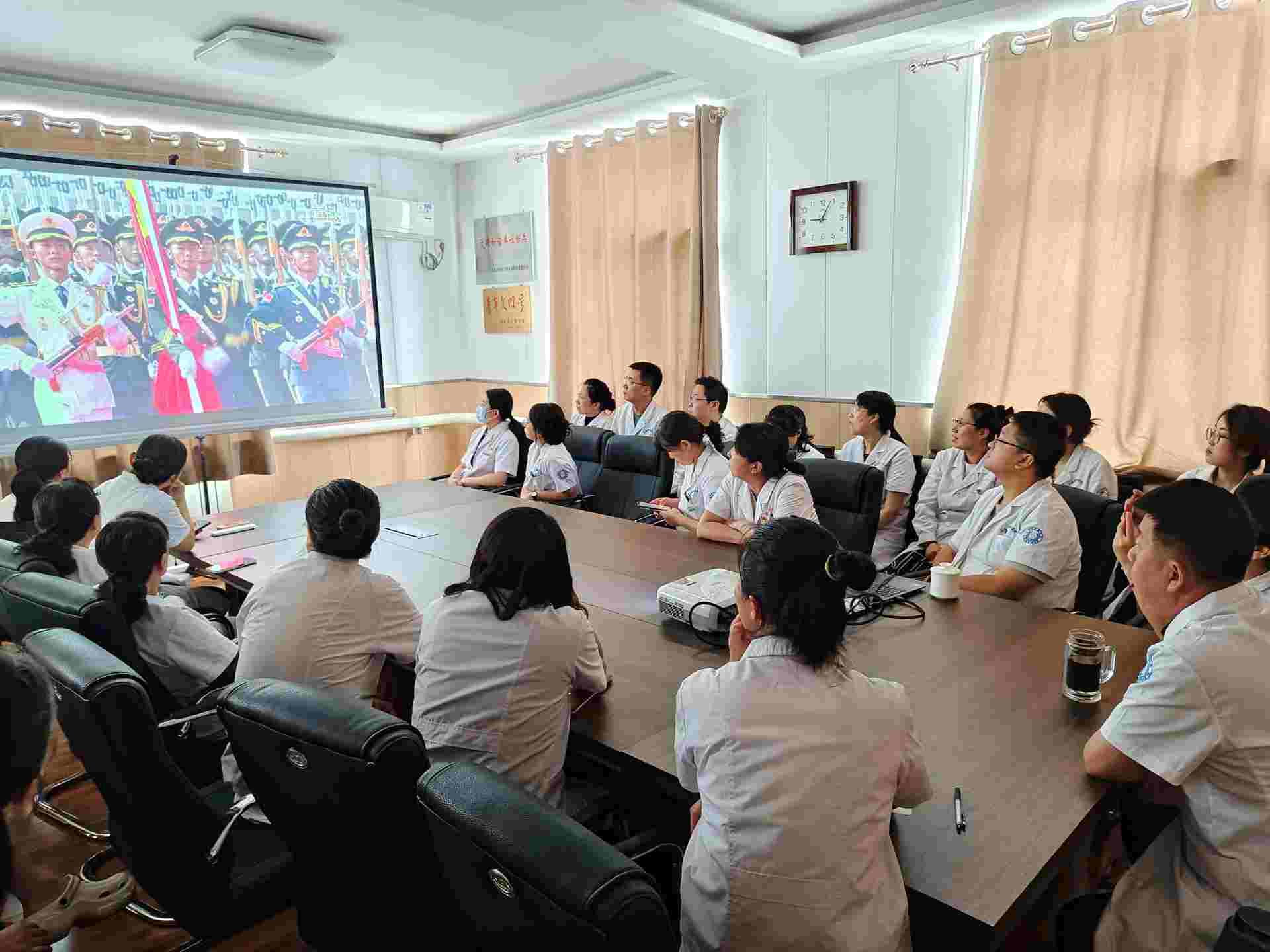 铭记历史，捍卫和平——山西省商业供销医院组织观看抗战胜利80周年阅兵盛典