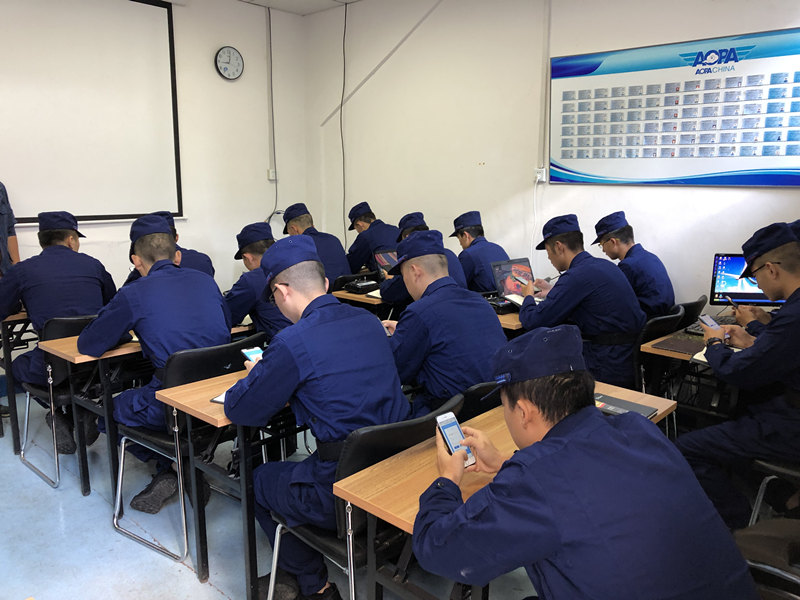 无人机培训学员学习照片