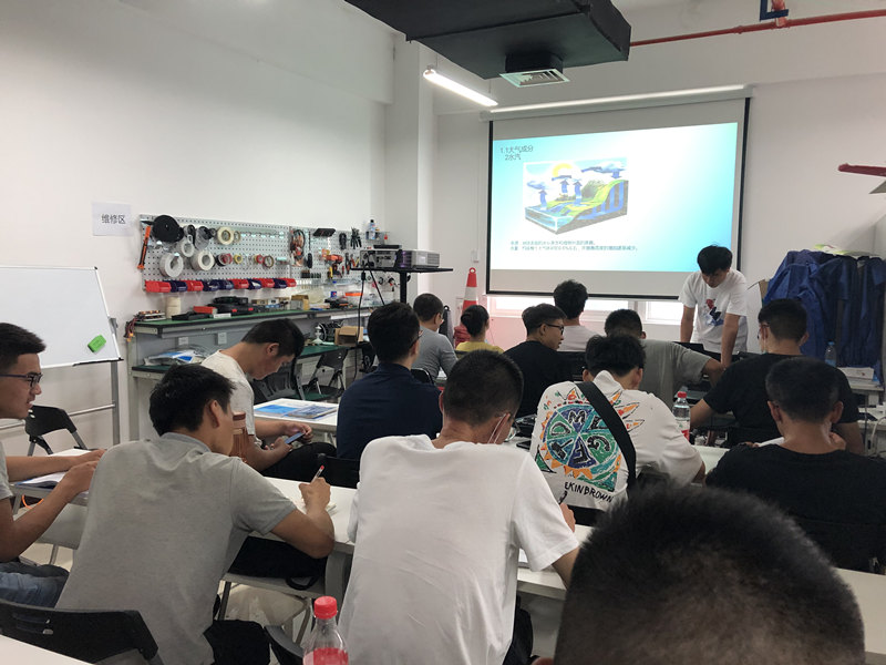 西安无人机培训学员课堂