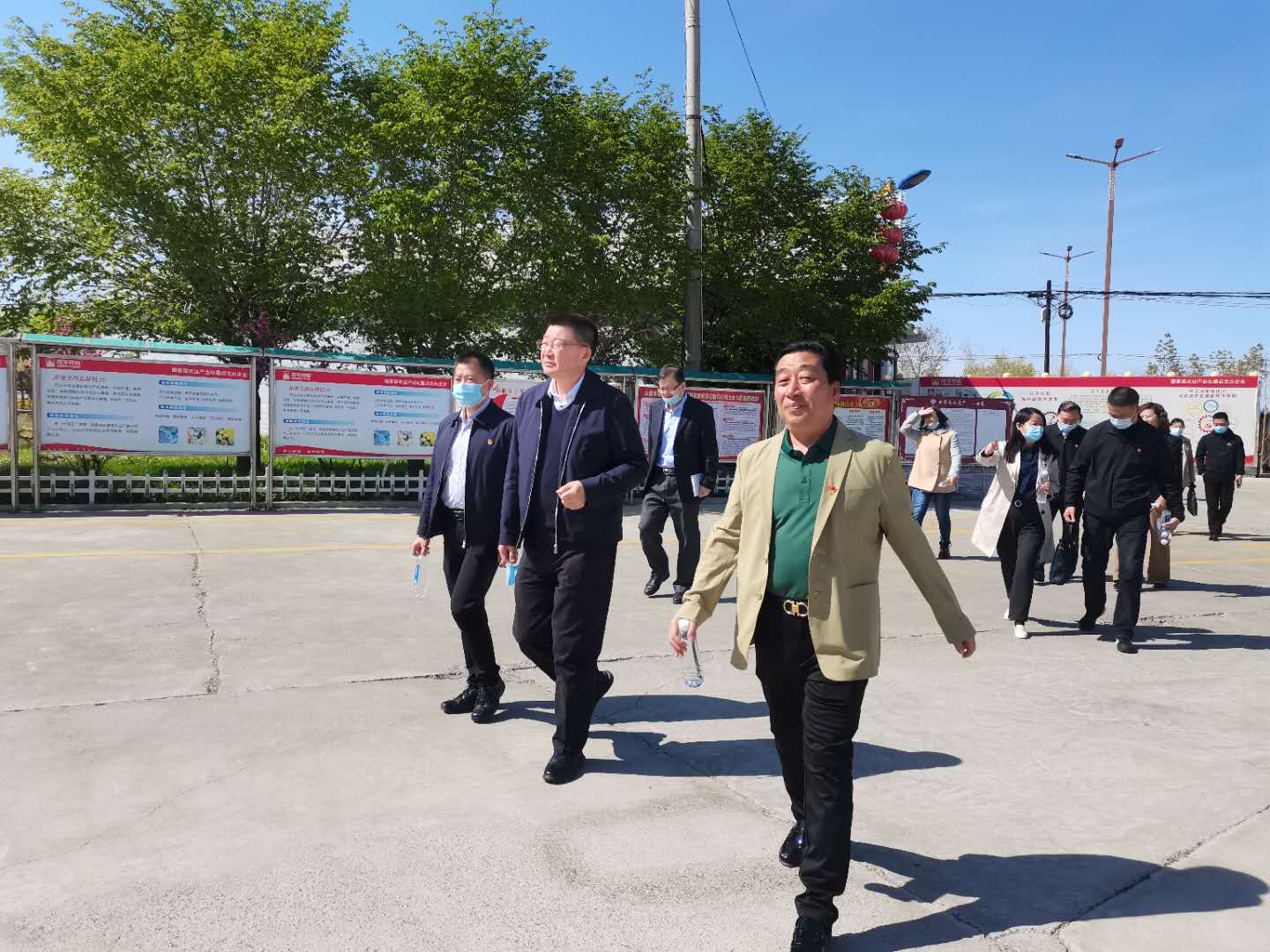 自治区党史学习教育督导组在县委潘素华潘书记、县宣传部，县工商联一行15人的陪同下。来新疆庄子实业有限公司督导检查党史学习情况！