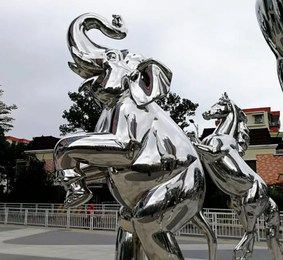 四川不锈钢雕塑厂家告诉你不锈钢雕塑与玻璃钢雕塑的区别