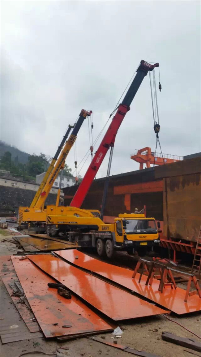 宜昌發中船塢3臺70噸吊車吊裝