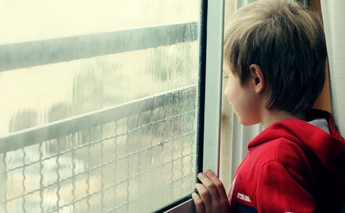 分析儿童孤独症在孩子身上都有哪些表现？