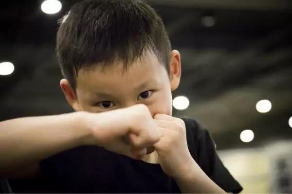 征战拳台，傲视群雄，打败众多对手，5岁“小拳王”是怎么做的的？
