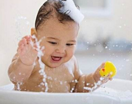 月嫂给刚出生的婴儿洗澡要注意哪些重要事项？