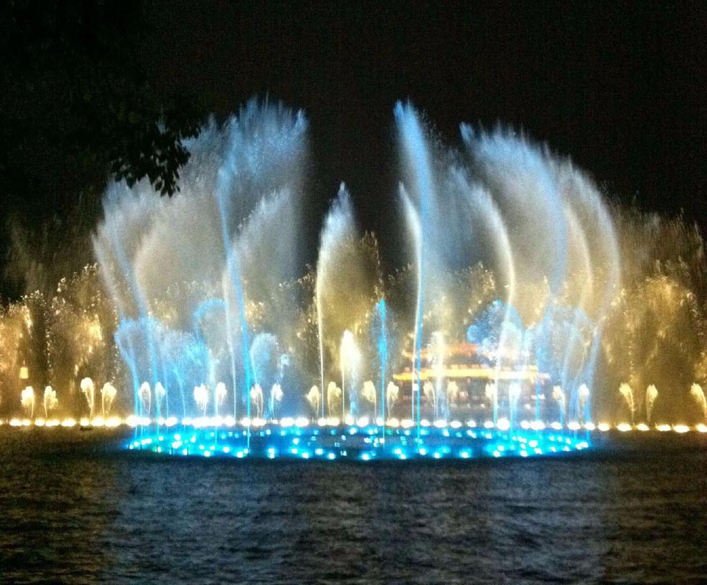 四川音乐喷泉：奇幻灯光与音乐的..融合