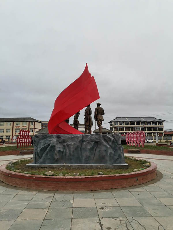 四川甘孜州色达县九年一贯制学校红军雕塑