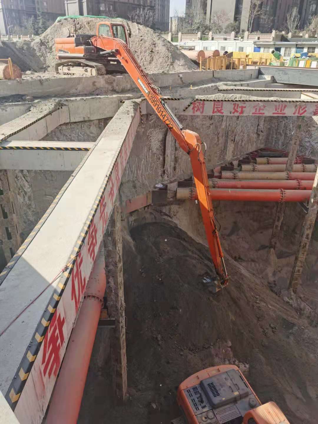 西安地铁16号线二期伸缩臂挖掘机施工案例