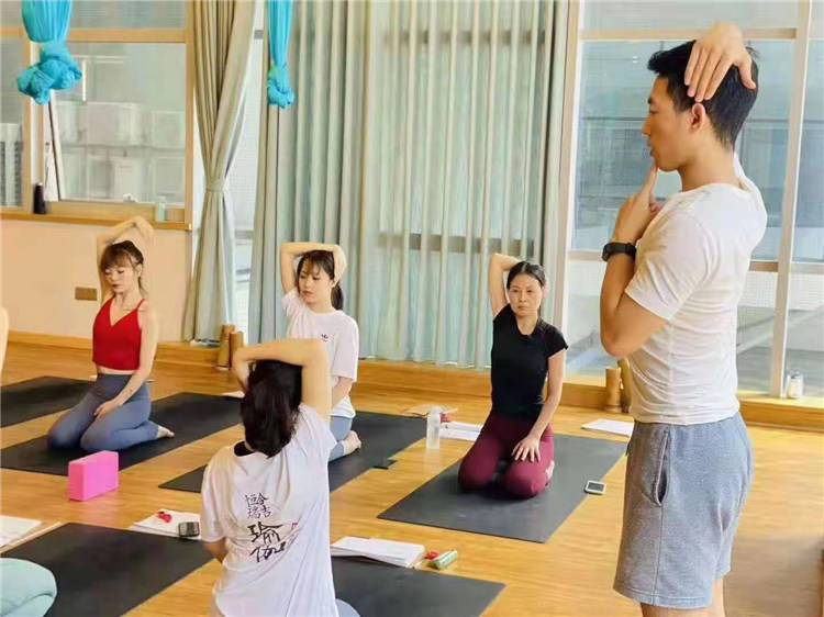 初学者应该怎么练习瑜伽？西安瑜伽教练培训公司来告诉大家