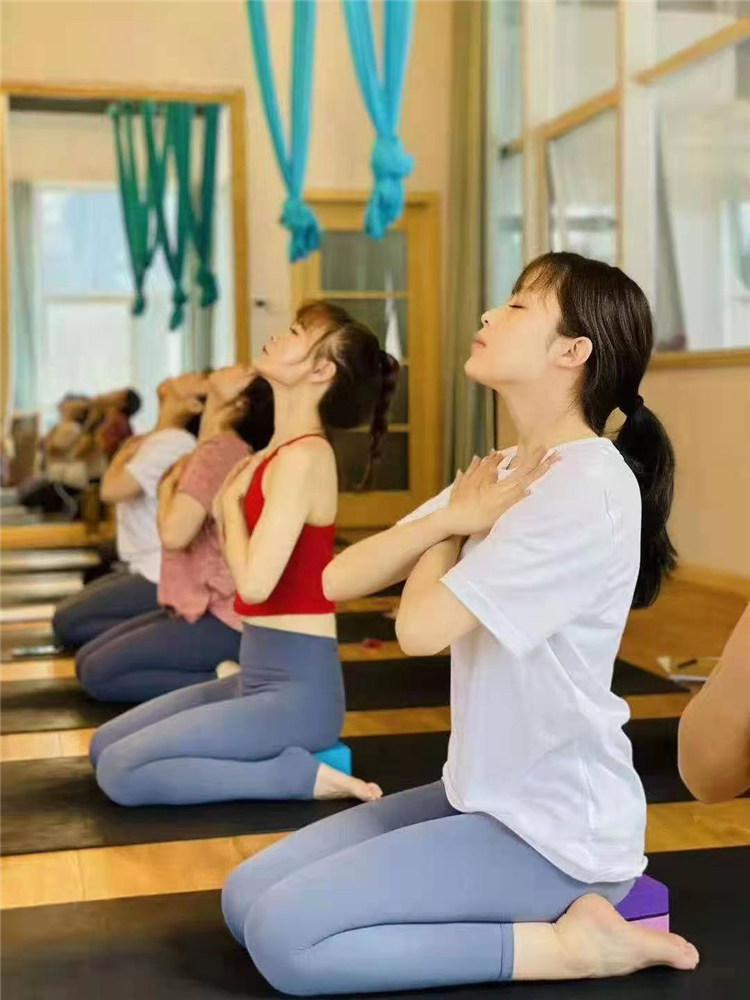 已经参加完瑜伽教练培训了还是不会上课，那就来看看西安瑜伽教练班培训公司的分享吧