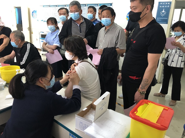 郑州吉利搬家PM体育响应号召，员工们集体接种新冠疫苗