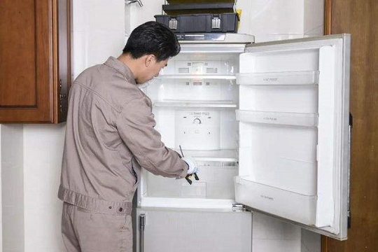 冰箱关机后再通电不制冷是什么原因造成的？