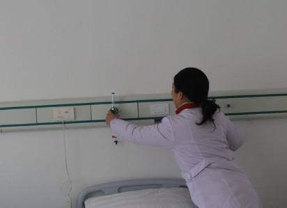 医院墙上氧气湿化瓶装水量接入使用与取下方法