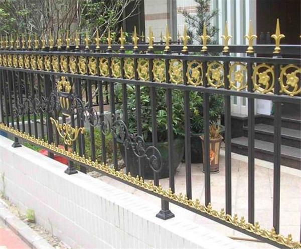 小区用铁艺围墙栏杆的维护方法