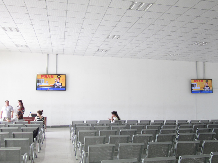 商丘车管所室内广告机由郑州广告机厂家【聚米科技】提供按安装与售后服务