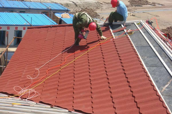 简述45度坡屋面金属彩砂瓦的施工工艺流程