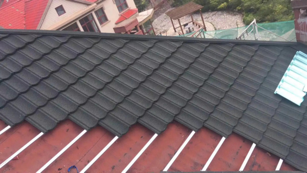 镀铝锌彩石瓦在屋面施工时如何预防雨水渗透？