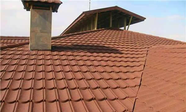 金属彩石瓦屋面可以不做防水保护层是真的吗？