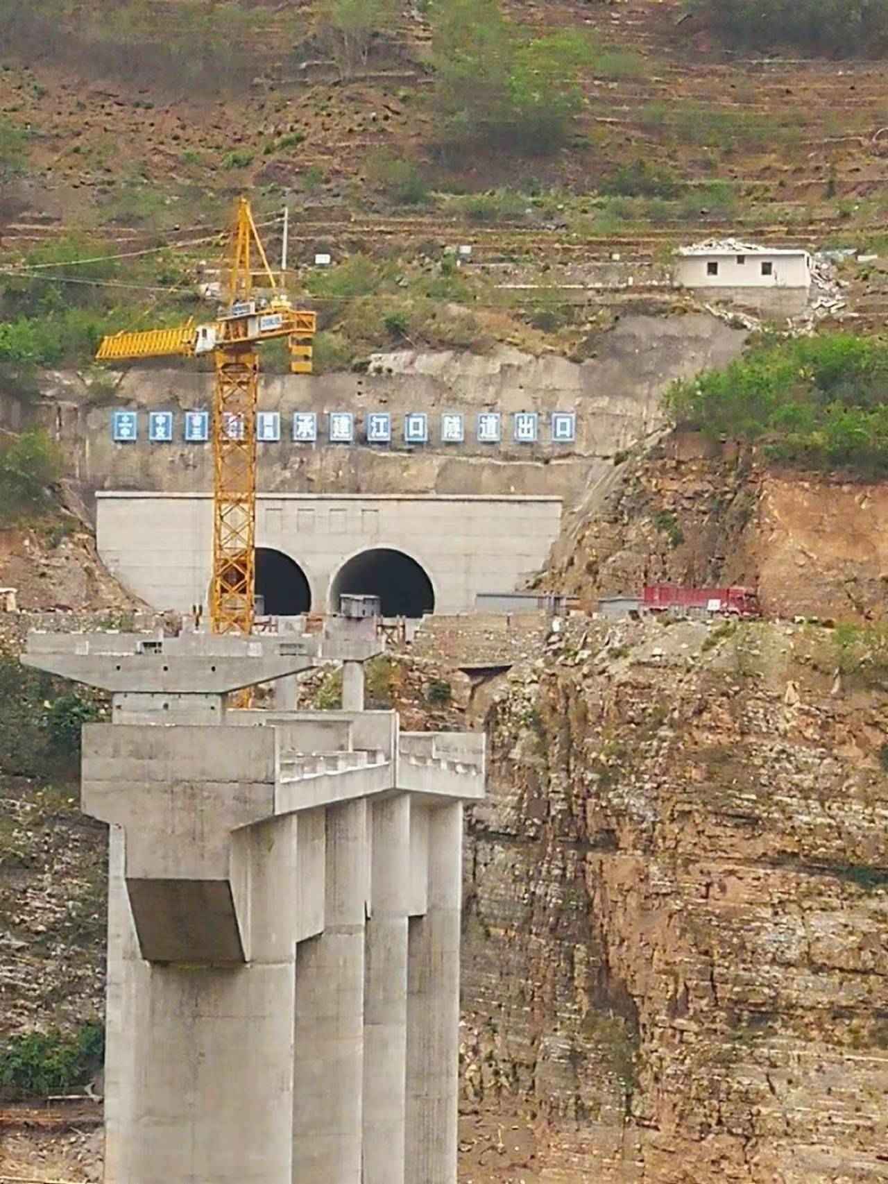 重慶江口隧道出口施工塔吊