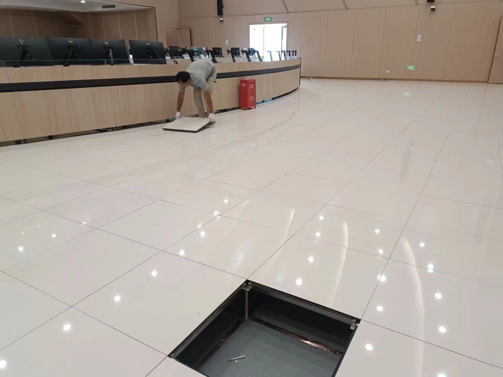雅安某部选用本司生产的超白陶瓷防静电地板