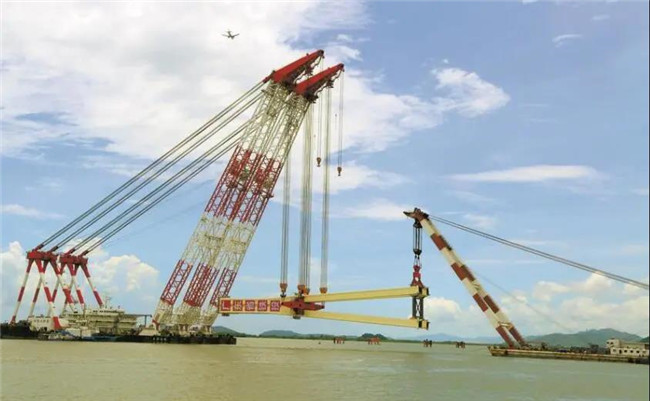 珠海金海**桥第三座钢塔空中竖转 90 ° 后完成吊装
