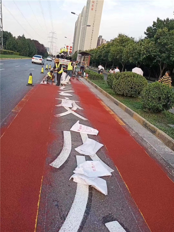 玉树公交车专用通道彩色路面