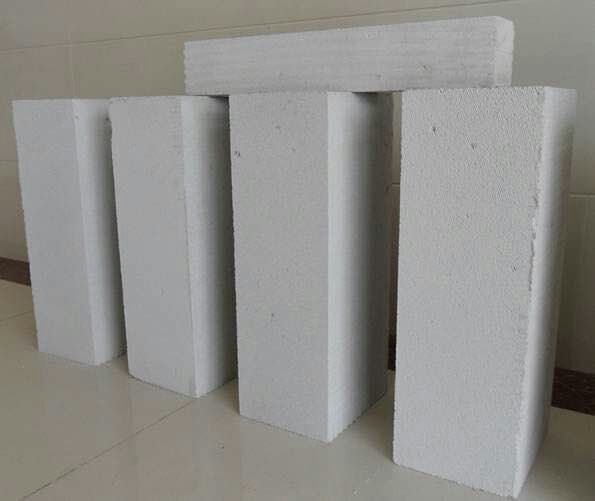 哪些因素会影响加气混凝土砌块的质量和正常构造？