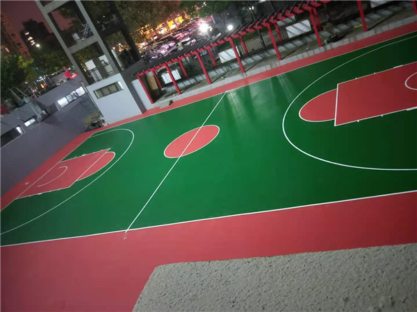 现在让我们一起去跟随陕西工作人员去学习一下硅pu篮球场面层怎么做