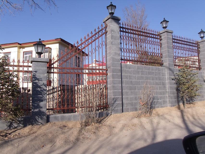 锌钢护栏和铁艺护栏之间寿命的不同——辉旺护栏