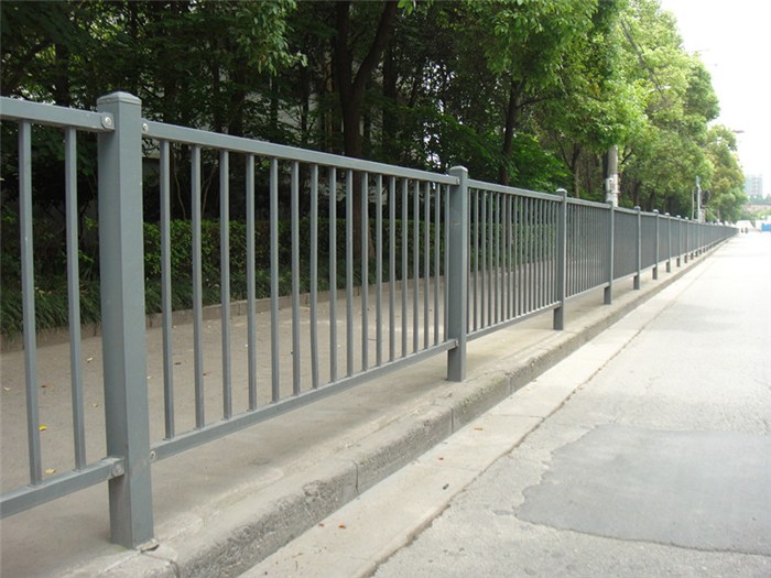 铁艺栏杆订做铁艺护栏的分类可根据不同的功能、技术、样式、使用环境和产品进行