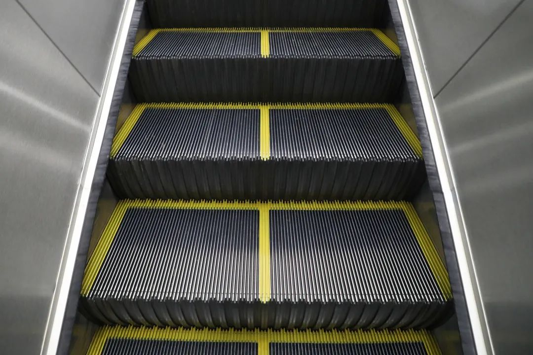 四川自动扶梯为什么会有黄线？