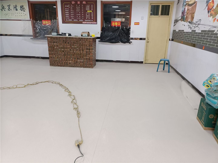 餐饮店塑胶地板自流平施工