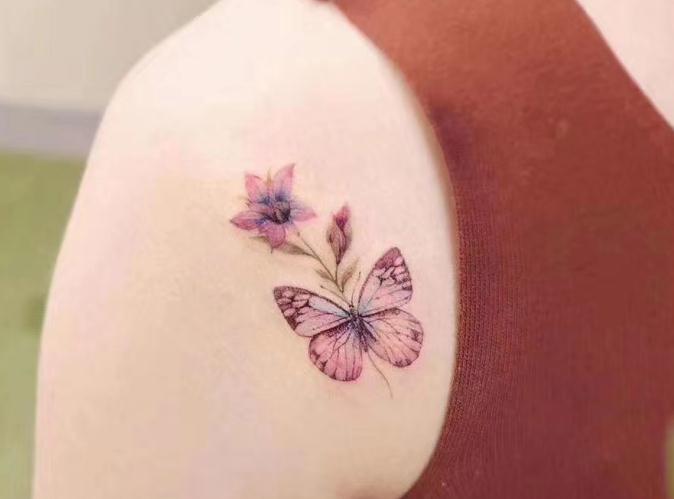 蝶恋花的纹身图案设计