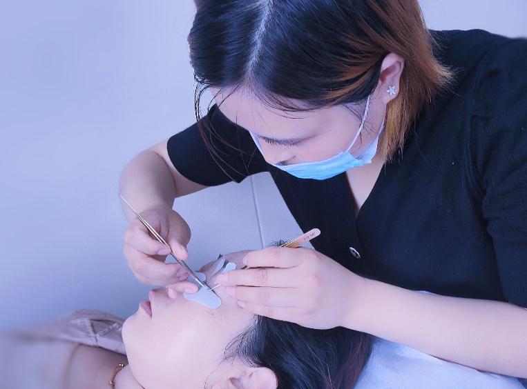 美睫课程学习，正在操作中