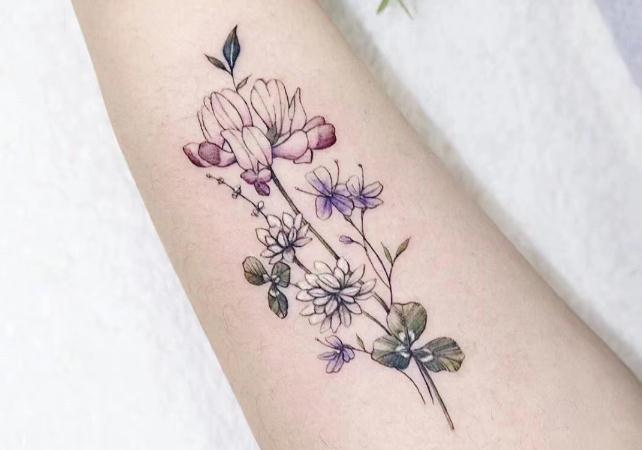 手臂上纹绘的花朵图案生动好看
