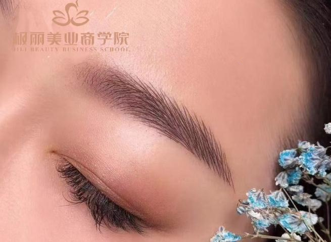 已完成绣眉后的眉形，自然漂亮