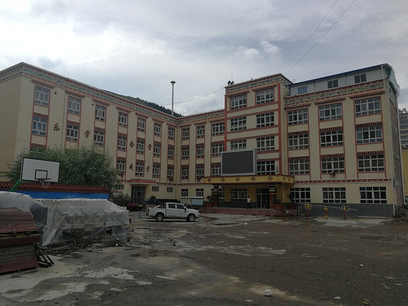 卓尼县藏族小学东侧教学楼损伤框架梁鉴定加固