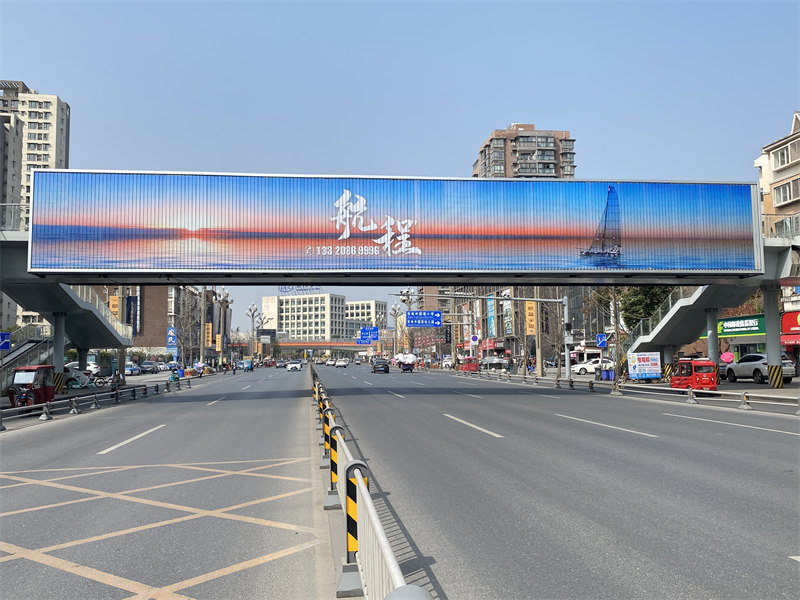 四川德阳市跨路天桥三面翻广告牌顺利完工