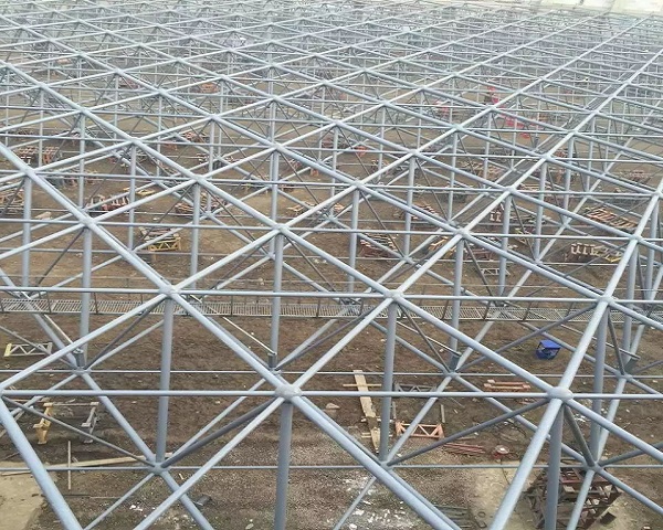 对于钢结构网架建筑，在设计时要注意排水问题