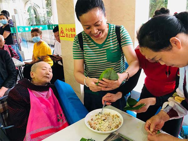 巴中养老服务中心端午节活动举办：包粽子