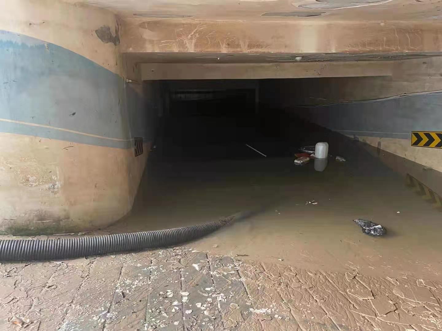 直击京广北路隧道排水：涉水车辆超两百，抽水机连抽两天仍未停