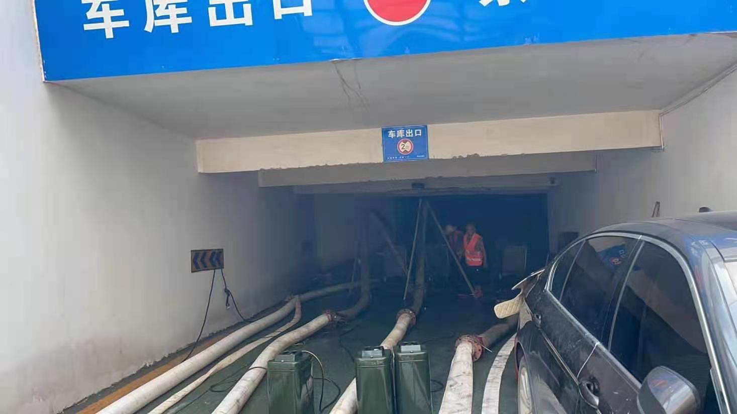 暴雨中的郑州小区：急缺抽水机、沙袋等物资 物业组织自救