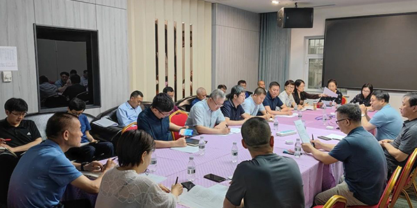 戴春勝一行到大慶集中封閉設(shè)計現(xiàn)場看望慰問設(shè)計人員