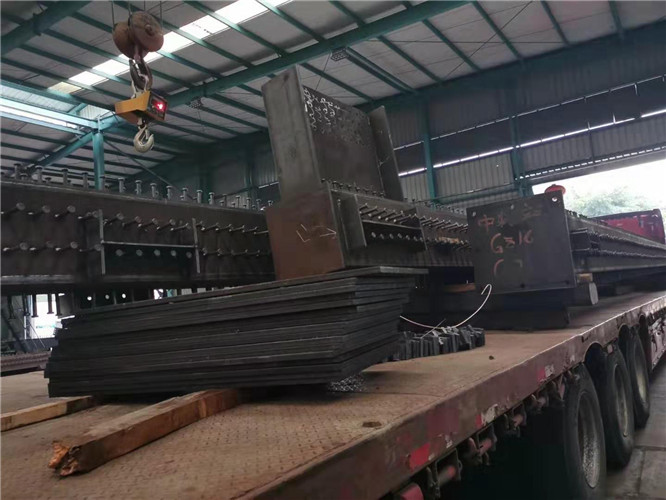 四川大黄河钢结构工程钢结构出厂现场装车