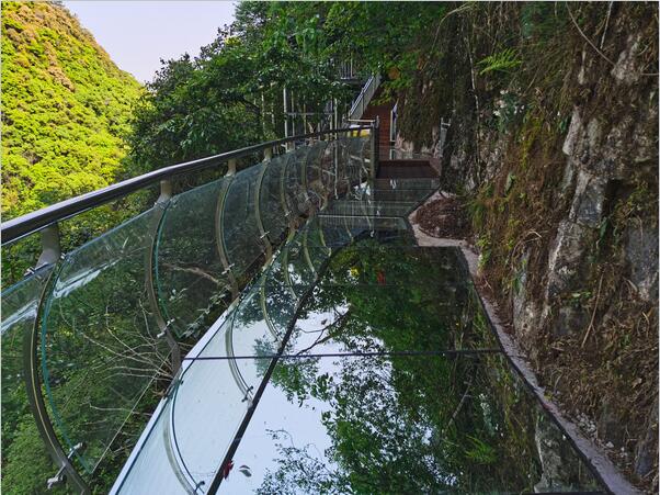 您知道玻璃栈道和玻璃吊桥全安可靠吗？