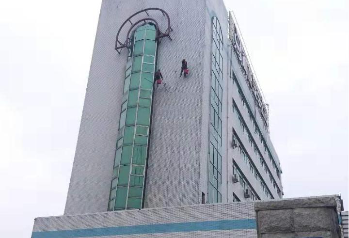 神龍公司襄陽工廠辦公樓外墻清潔