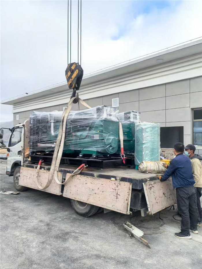 定临高速龙门服务区，两台潍柴300kw发电机组今日进场安装