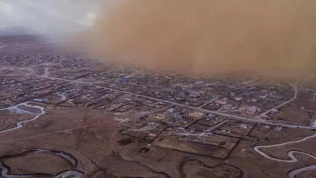 内蒙古多地现沙尘暴，当地居民：天空昏黄屋顶留下一层沙