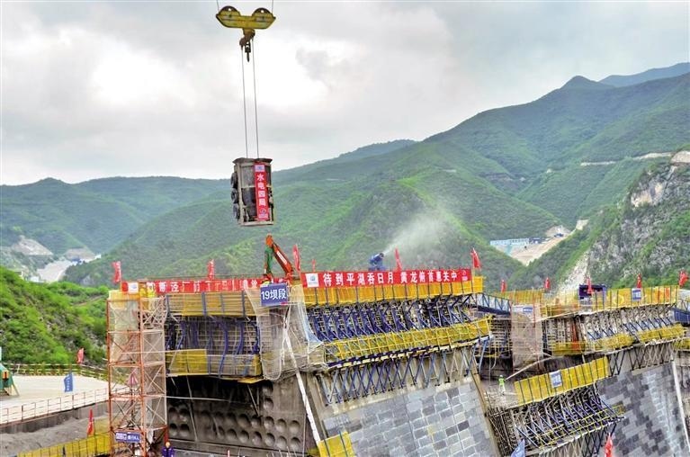 东庄水利枢纽大坝混凝土浇筑首仓到顶