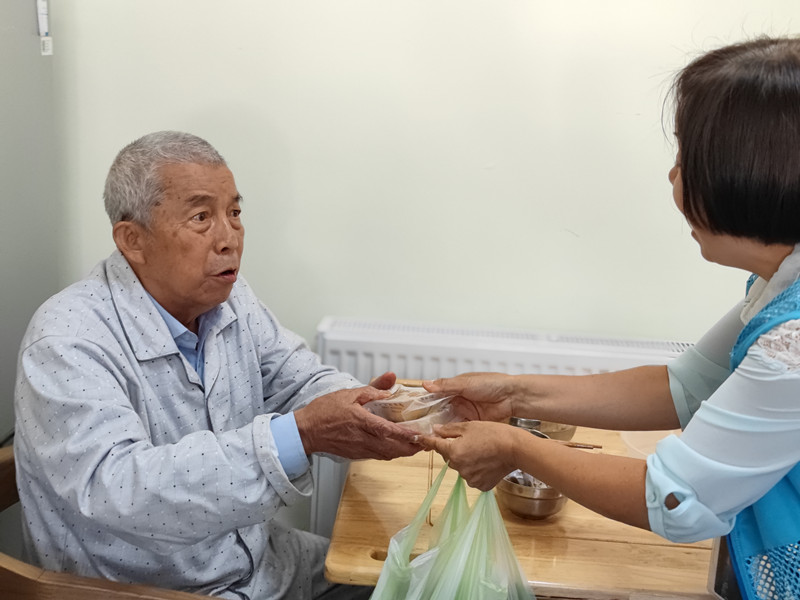 遵义敬老院陪老人过节